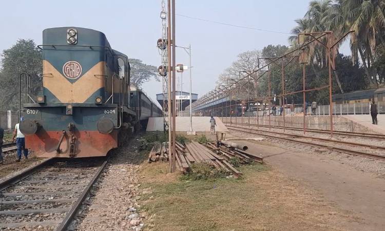 রাজবাড়ী থেকে ট্রেন চলাচল বন্ধ, ভোগান্তিতে যাত্রীরা
