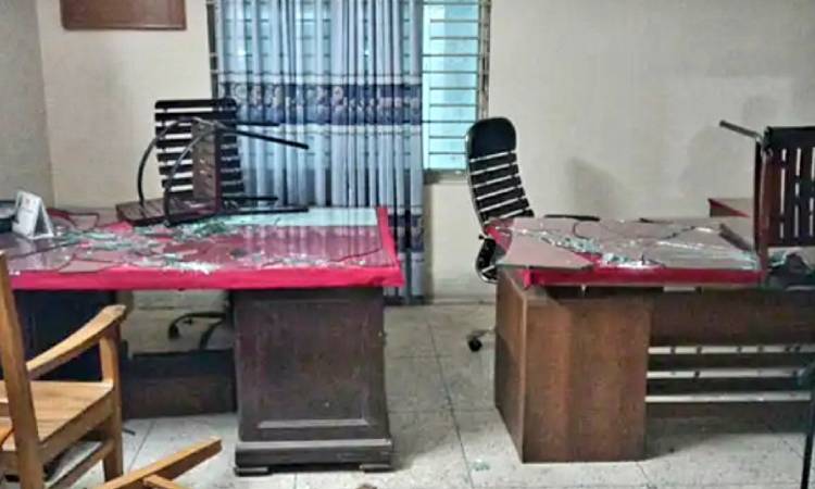 রাজশাহীতে ট্রেন বন্ধ থাকায় স্টেশনে ভাঙচুর