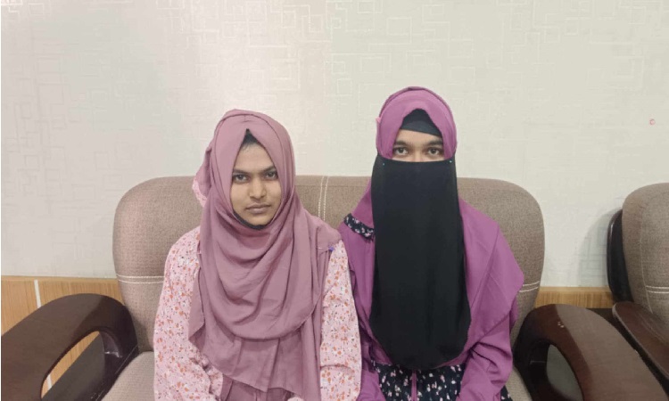 মেডিকেলে ভর্তির জন্য মনোনীত ২ শিক্ষার্থীর পাশে গোমস্তাপুরের ইউএনও