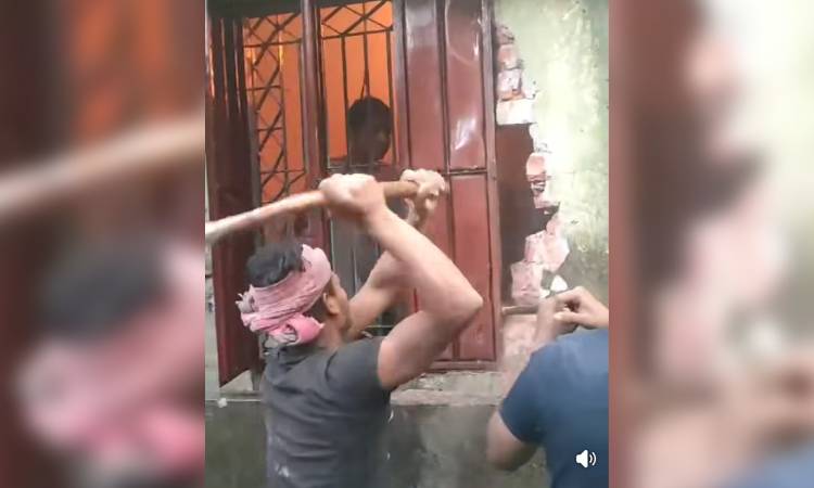 আগুনের ভেতর থেকে কিশোরকে উদ্ধার করল এলাকাবাসী