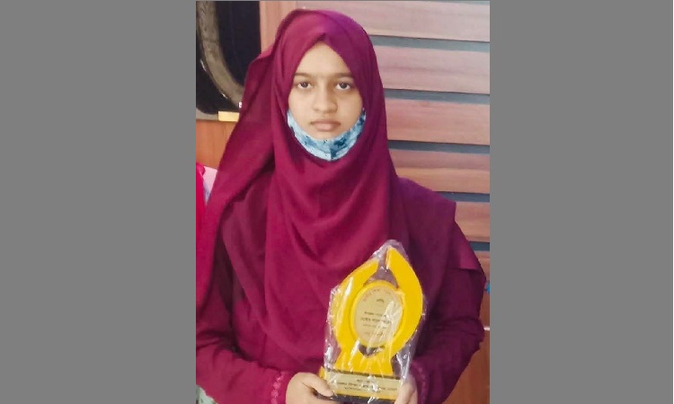 দারিদ্রকে জয় করলো হিলির মেধাবী শিক্ষার্থী লায়লা খাতুন