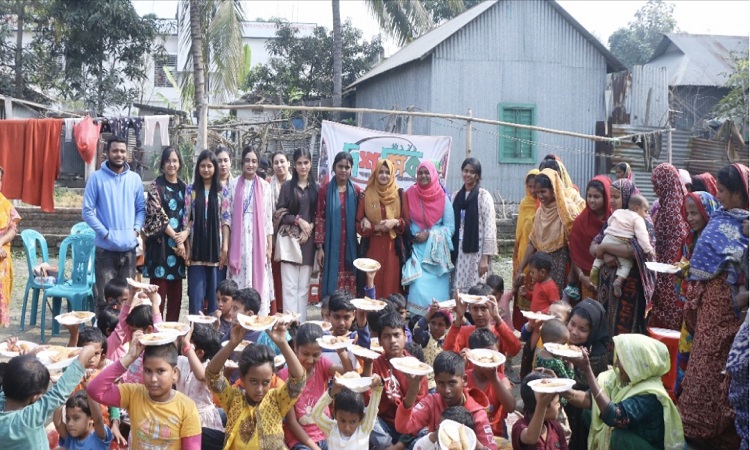 স্বেচ্ছাসেবী তরুণদের উদ্যোগে পথশিশুদের নিয়ে পিঠা উৎসব