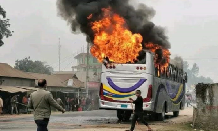 কুড়িগ্রামে দাঁড়িয়ে থাকা বাসে আগুন, সবকটি আসন পুড়ে ছাই