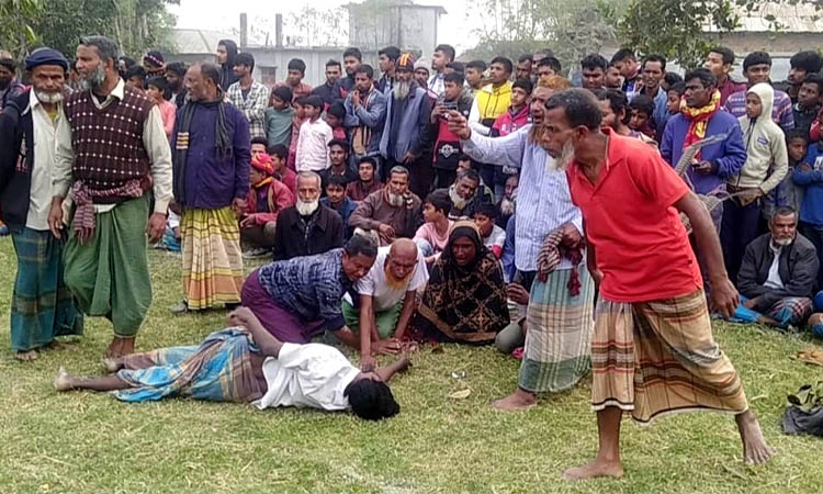 হাকিমপুরে তন্ত্রমন্ত্রের ঐতিহ্যবাহী পাতা খেলা অনুষ্ঠিত