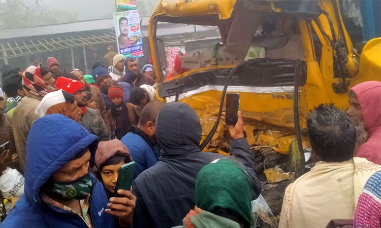 ঘন কুয়াশায় দুই ট্রাকে মুখোমুখি সংঘর্ষ, নিহত ১
