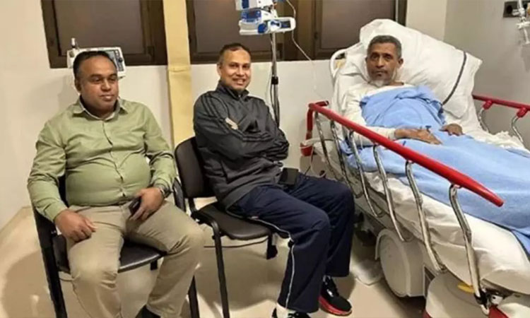 সৌদি যাওয়ার পথে অসুস্থ হয়ে দুবাই হাসপাতালে বাবর