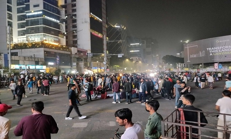 তিতুমীর কলেজ শিক্ষার্থীদের গুলশান-১ অবরোধ