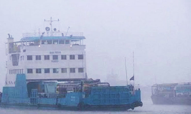 ঘন কুয়াশায় দৌলতদিয়া-পাটুরিয়া নৌপথে ফেরি চলাচল বন্ধ