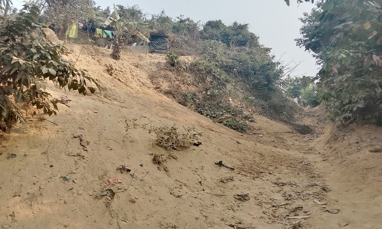 পাহাড় কেটে রাস্তা ভরাট, চলাচলে প্রতিবন্ধকতা সৃষ্টির অভিযোগ