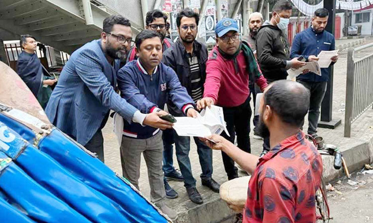 রাজধানীতে আওয়ামী লীগের লিফলেট বিতরণ