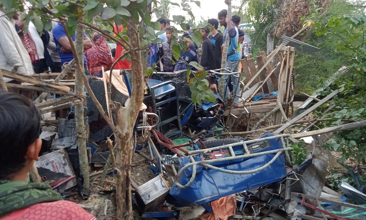 জিএমএস প‌রিবহন ও ই‌জিবাই‌কের মু‌খোমু‌খি সংঘর্ষ, নিহত ২