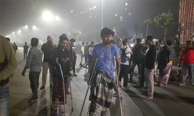 পঙ্গু হাসপাতালের সামনে আহতদের সড়ক অবরোধ