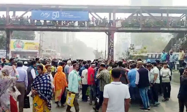 শ্যামলীতে জুলাই আন্দোলনে আহতদের সড়ক অবরোধ