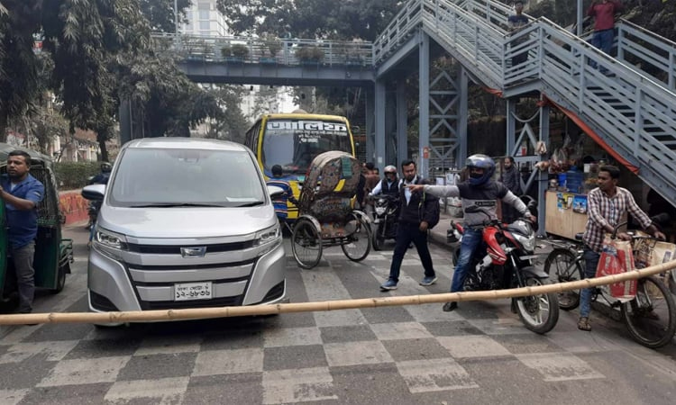 মহাখালী-গুলশান সড়ক আটকে তিতুমীর কলেজ শিক্ষার্থীদের বিক্ষোভ