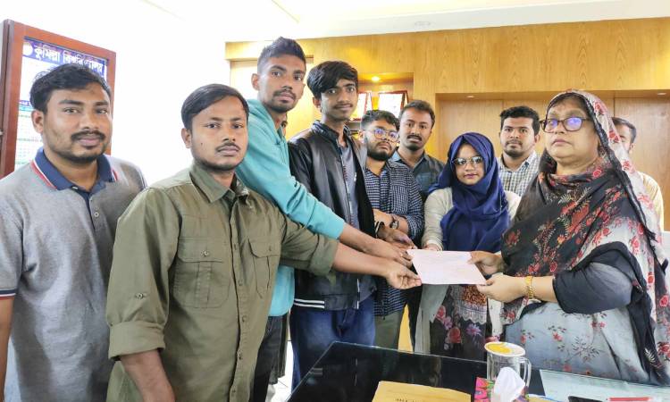 চার দাবিতে প্রশাসন বরাবর স্মারকলিপি প্রদান কুবি শিক্ষার্থীদের