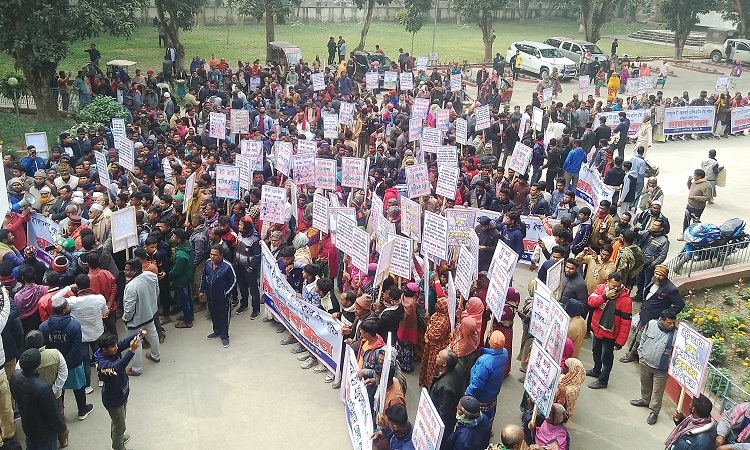 কুড়িগ্রামে ইটভাটা চালু রাখার দাবিতে মালিক-শ্রমিকের মানববন্ধন