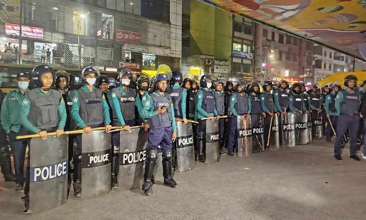 তিতুমীর শিক্ষার্থীদের অবরোধ ঘিরে সতর্ক পুলিশ, প্রস্তুত জলকামান