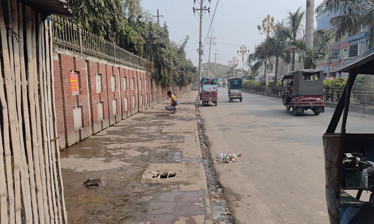 ফুটপাত যেন পাবলিক টয়লেট, পথচারীদের চরম দুর্ভোগ!