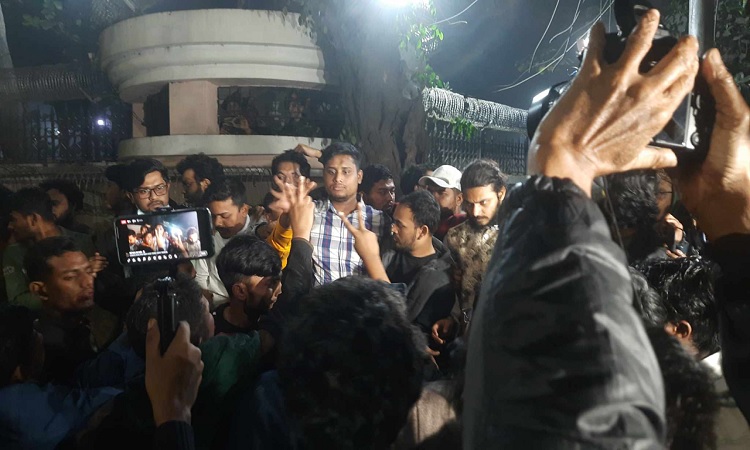 ব্যারিকেড ভেঙে যমুনার সামনে অবস্থান নিয়েছেন জুলাইয়ের আহতরা
