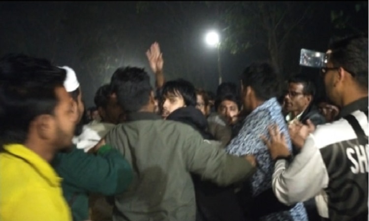 বাসের সিট ধরা নিয়ে ইবির দুই বিভাগের শিক্ষার্থীদের মারামারি