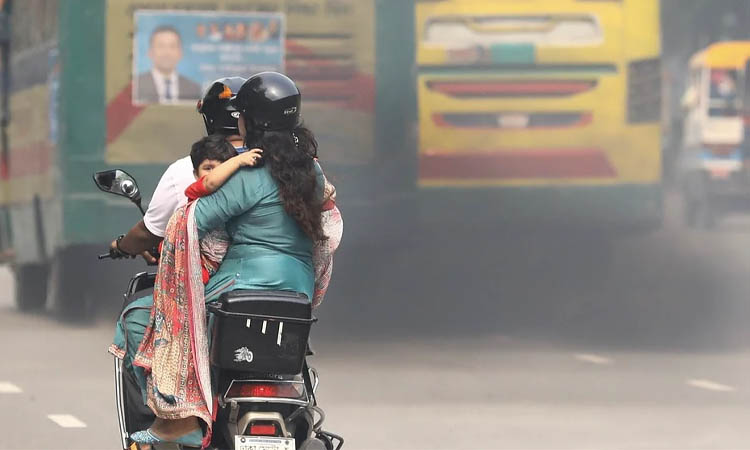 সাতসকালেও বায়ুদূষিত শহরের তালিকায় শীর্ষে ঢাকা
