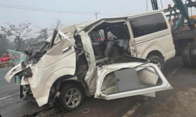 সীতাকুণ্ডে ডাম্প ট্রাকে মাইক্রোবাসের ধাক্কায় ২ যাত্রী নিহত