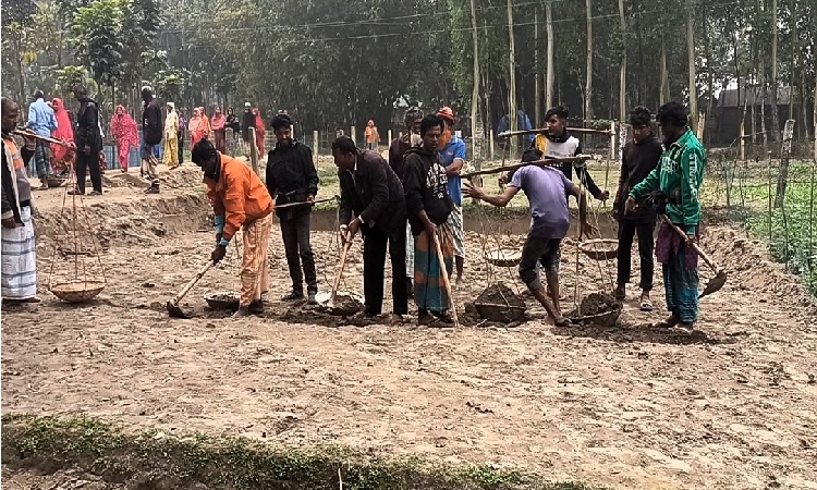 স্বেচ্ছাশ্রমে প্রায় দেড় কিলোমিটার সড়ক নির্মাণ, দাবি একটি সেতুর