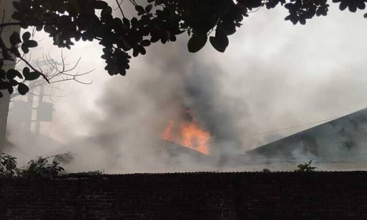 টেক্সটাইল মিলে আগুন, দেড় ঘণ্টার চেষ্টায় নিয়ন্ত্রণে