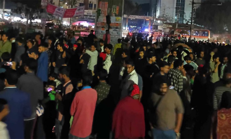 অবরোধ থেকে সরেননি তিতুমীর শিক্ষার্থীরা, চরম ভোগান্তি