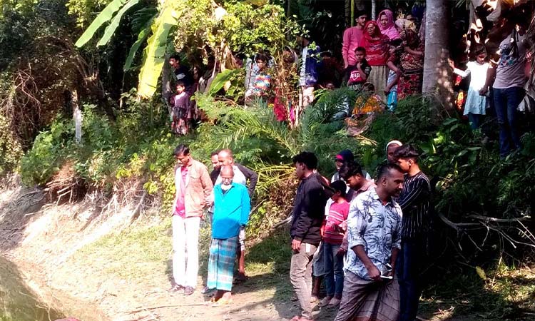 ফকিরহাটে পুকুর থেকে নারীর অর্ধগলিত মরদেহ উদ্ধার