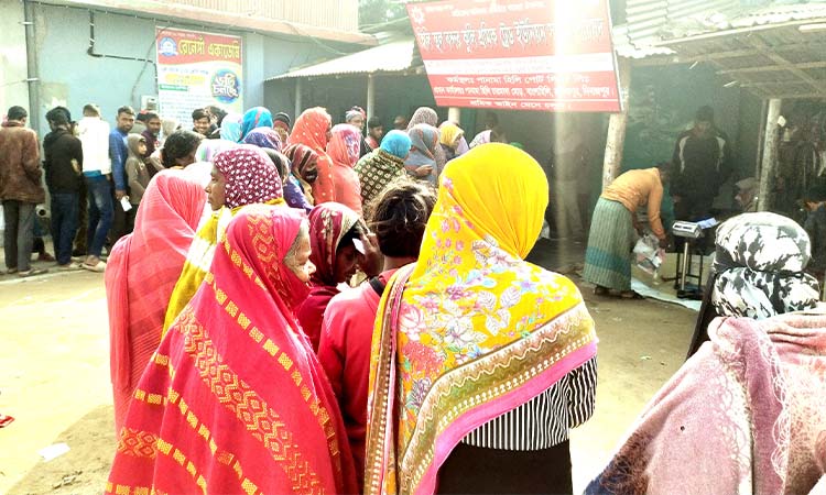 হিলিতে ওএমএসের চাল কিনতে পেরে খুশি নিন্ম আয়ের মানুষ