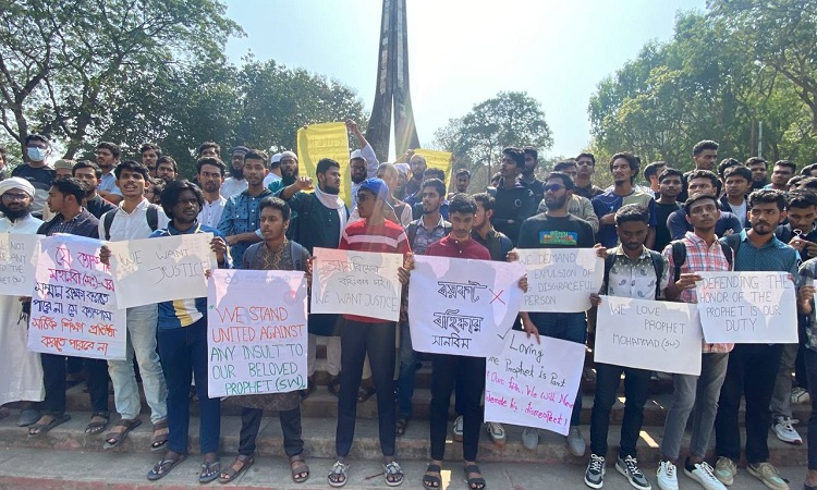 মহানবীকে কটূক্তিকারী শিক্ষার্থীর বিচার চায় চবি শিক্ষার্থীরা, প্রতিবাদে বিক্ষোভ