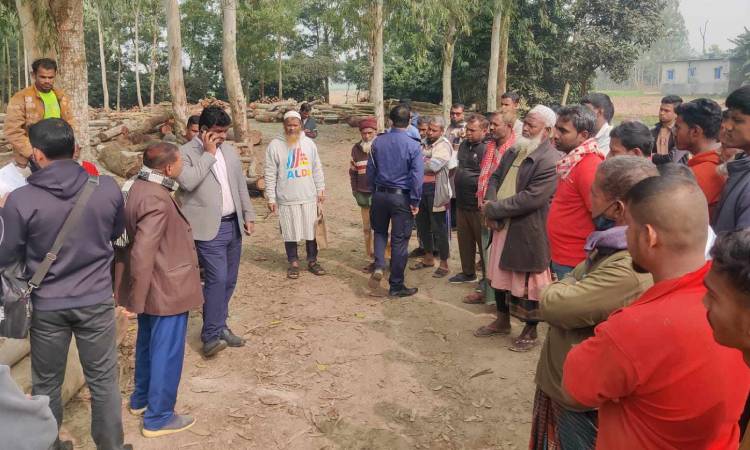 হিলিতে অভিযান চালিয়ে দুই মালিককে ১৩ হাজার টাকা জরিমানা