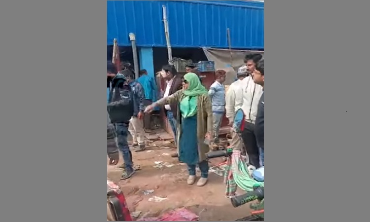 নাচোল বাসস্ট্যান্ডে অবৈধ উচ্ছেদ অভিযান, আবার পুনর্দখল