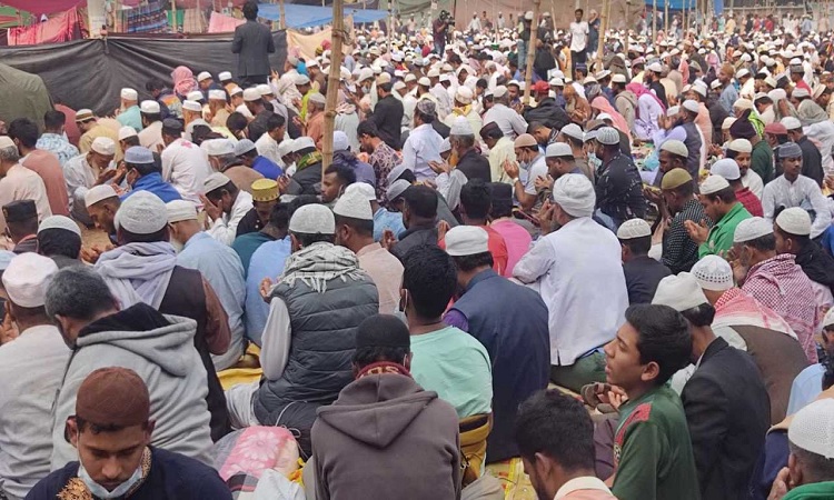আখেরি মোনাজাতের মধ্য দিয়ে শেষ হলো বিশ্ব ইজতেমার দ্বিতীয় ধাপ