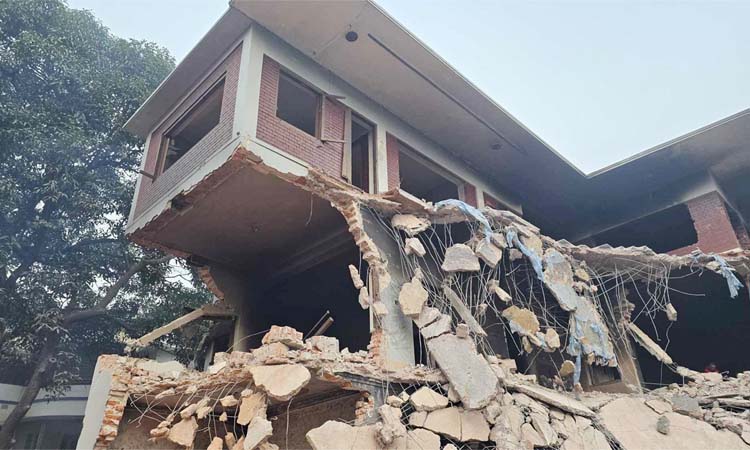 গুঁড়িয়ে দেয়া হলো বঙ্গবন্ধুর ধানমন্ডির ৩২ নম্বর