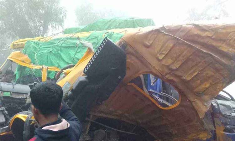 ঘন কুয়াশায় গোপালগঞ্জে ৪ যানবাহনে সংঘর্ষ, নিহত ১