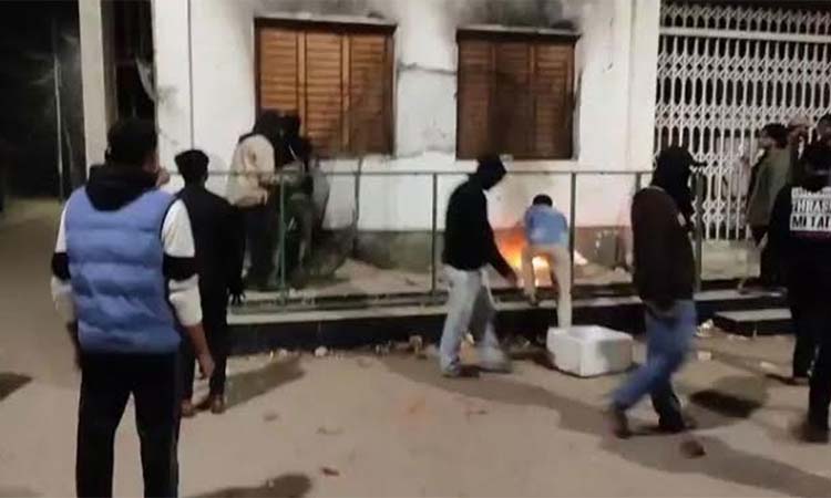 কুমিল্লায় আওয়ামী লীগের কার্যালয় ও বাহারের বাড়ি ভাঙচুর- অগ্নিসংযোগ