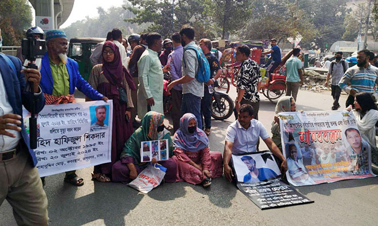 জুলাই আন্দোলনে নিহত পরিবারের সদস্যদের শাহবাগ অবরোধ