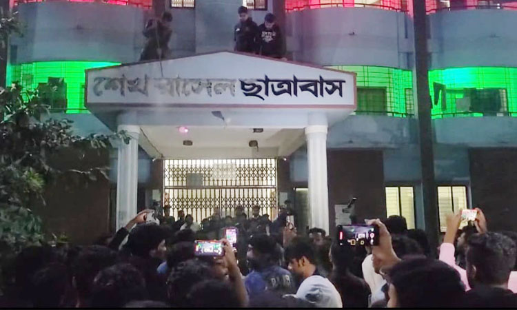 পাবনায় কলেজ-বিশ্ববিদ্যালয় থেকে শেখ পরিবারের নামফলক মুছে দিয়েছে শিক্ষার্থীরা