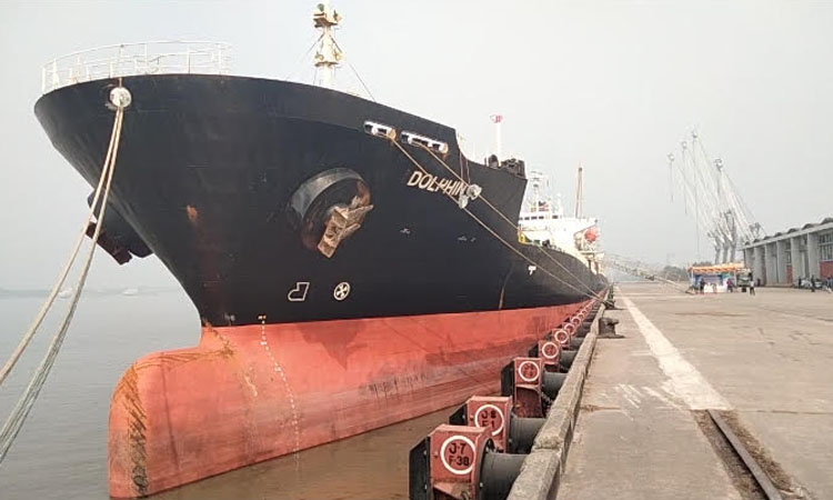 পাকিস্তান থেকে গুড় নিয়ে মোংলায় ভিড়ল ডলফিন জাহাজ
