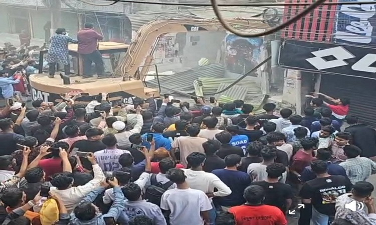 গুড়িয়ে দেওয়া হলো টাঙ্গাইল জেলা আ.লীগের কার্যালয়