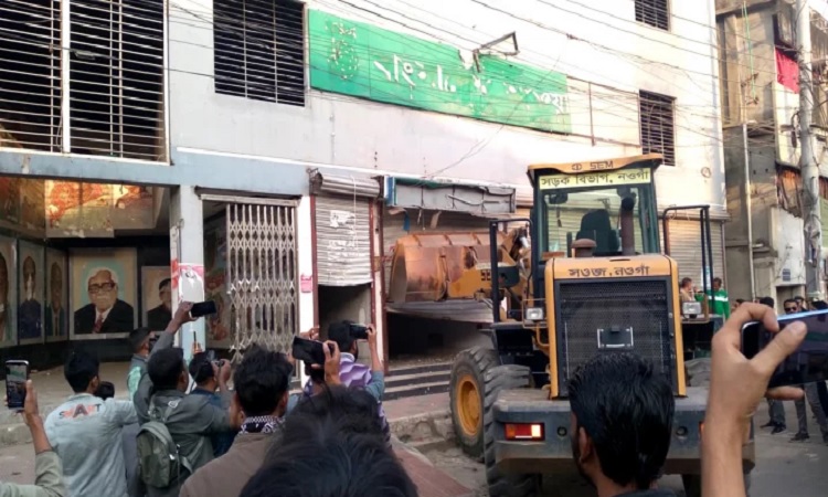 নওগাঁয় সাবেক খাদ্যমন্ত্রীর বাড়ি ও পার্টি অফিস ভাঙচুর