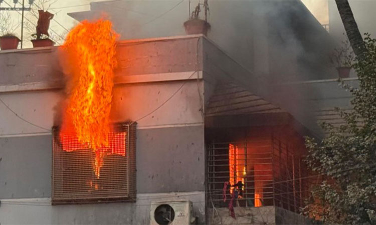 সাবেক খাদ্যমন্ত্রীর বাড়িতে আগুন দিয়ে ছাত্র-জনতার উল্লাস