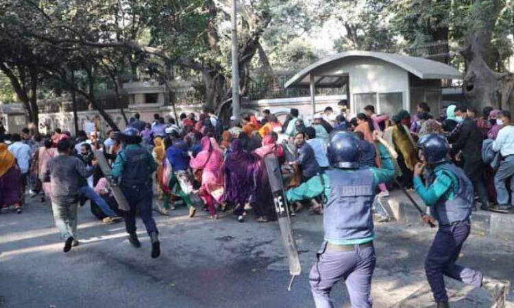 নিয়োগ বাতিল হওয়া শিক্ষকদের বিক্ষোভে পুলিশের লাঠিচার্জ-জলকামান