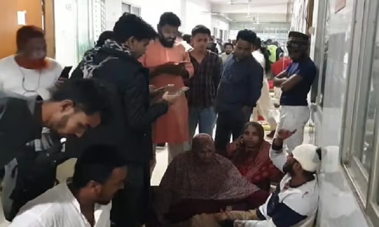 সাবেক মন্ত্রী মোজাম্মেল হকের বাড়ি ভাঙচুর, এলাকাবাসীর পিটুনিতে আহত ১৫