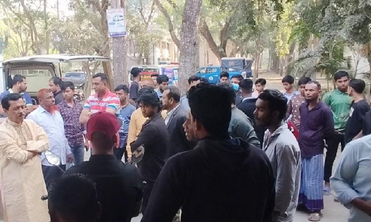 চেয়ারম্যানের বাড়িতে হামলায় বাধা, নারীকে গুলি করে হত্যা