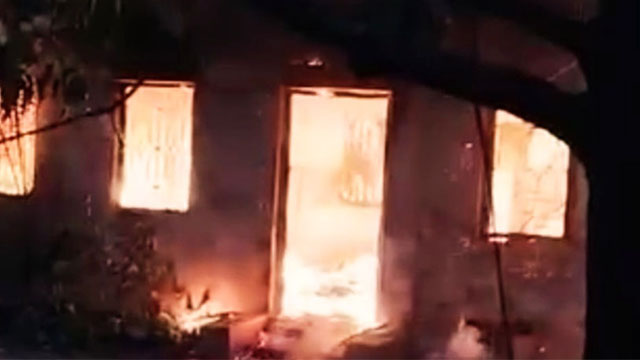 নড়াইলে সাবেক এমপি মুক্তির বাড়ি ও আওয়ামী লীগের অফিস ভাঙচুর-আগুন