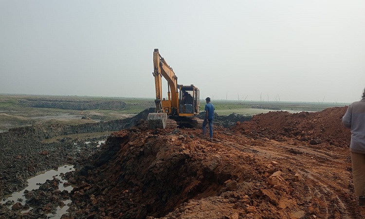 সরাইলে ১৬ দিন ধরে মাটি বিক্রি, নীরব ভূমিকায় প্রশাসন