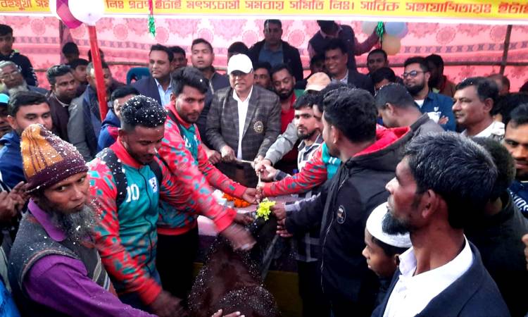 হিলিতে ফুটবল টুর্নামেন্টের ফাইনাল খেলা অনুষ্ঠিত
